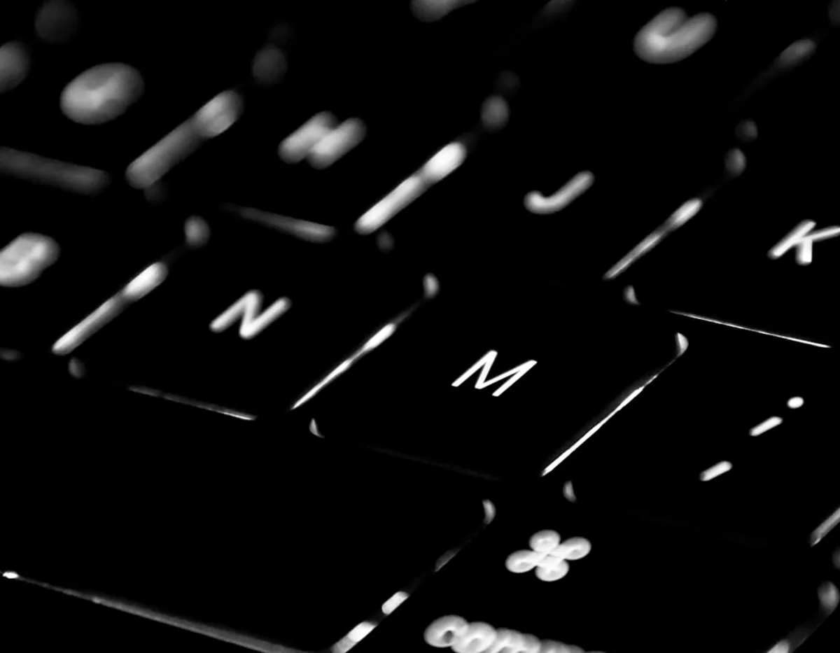 Mac-tastatur i dempet lys